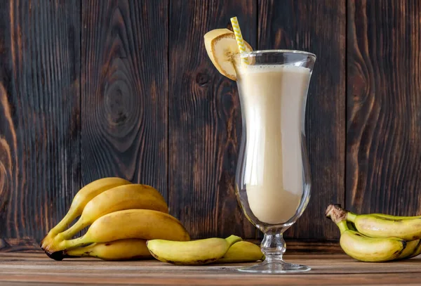 Sklenice Špinavého Banánového Koktejlu Dřevěném Podstavci — Stock fotografie