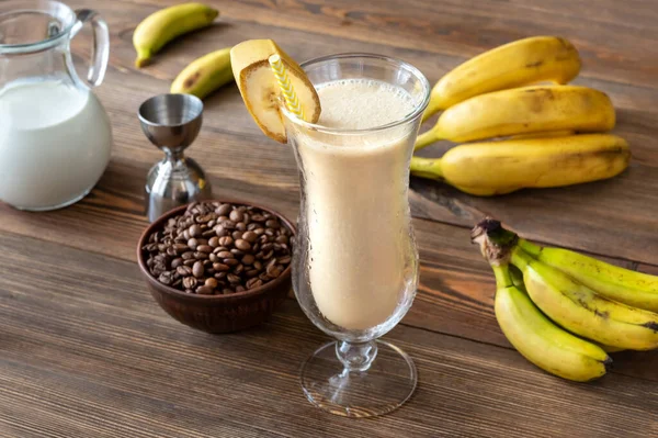 Sklenice Špinavého Banánového Koktejlu Složkami Dřevěném Podkladu — Stock fotografie