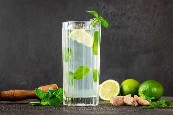 Egy Pohár Mojito Koktél Hozzávalókkal Sötét Alapon — Stock Fotó