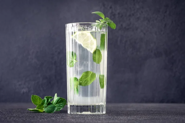 Glas Mojito Cocktail Auf Dunklem Hintergrund — Stockfoto