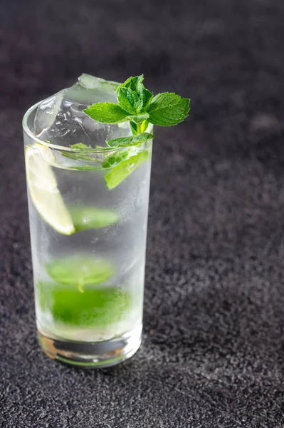 Siyah Arka Planda Bir Bardak Mojito Kokteyli — Stok fotoğraf