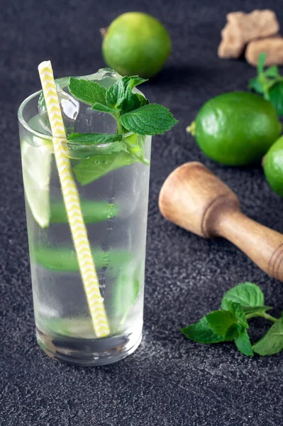 Glas Mojito Cocktail Met Ingrediënten Donkere Achtergrond — Stockfoto