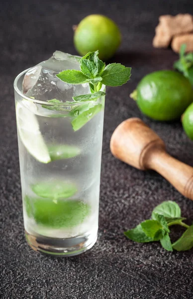 Glas Mojito Cocktail Mit Zutaten Auf Dunklem Hintergrund — Stockfoto