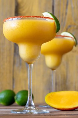 Paprika tuzuyla süslenmiş bir bardak donmuş Mango Margarita kokteyli.