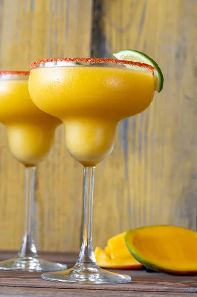 Gläser Frozen Mango Margarita Cocktails Garniert Mit Paprikapulver — Stockfoto