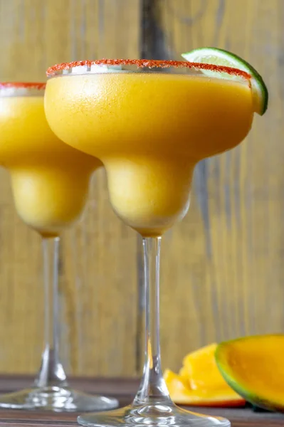 Gläser Frozen Mango Margarita Cocktails Garniert Mit Paprikapulver — Stockfoto