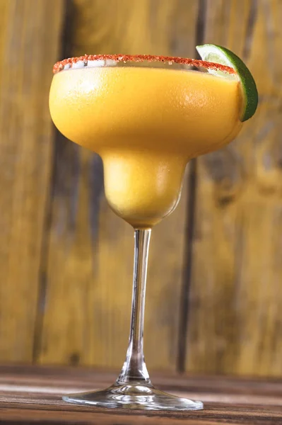 Paprika Tuzuyla Süslenmiş Bir Bardak Mango Margarita Kokteyli — Stok fotoğraf