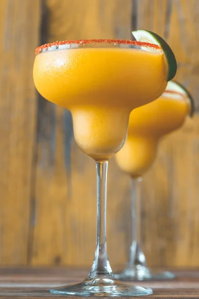冷凍マンゴーマルガリータカクテルのグラスにパプリカ塩リムが添えられている — ストック写真