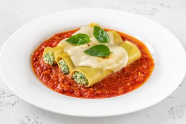 Ricotta ile doldurulmuş Cannelloni makarnası ve domates soslu ıspanak.