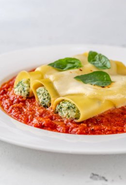 Ricotta ile doldurulmuş Cannelloni makarnası ve domates soslu ıspanak.