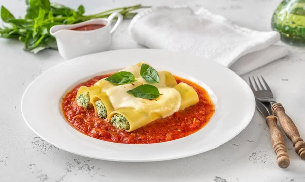 Cannelloni Nudeln Gefüllt Mit Ricotta Und Spinat Mit Tomatensauce — Stockfoto
