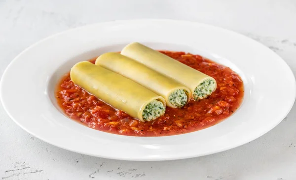 Cannelloni Pasta Gevuld Met Ricotta Spinazie Met Tomatensaus — Stockfoto