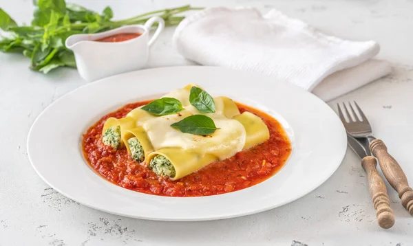 Cannelloni Nudeln Gefüllt Mit Ricotta Und Spinat Mit Tomatensauce — Stockfoto