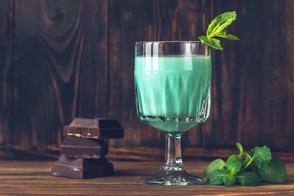 Glass Grasshopper Cocktail Garnished Mint Grated Chocolate — Stock Photo, Image