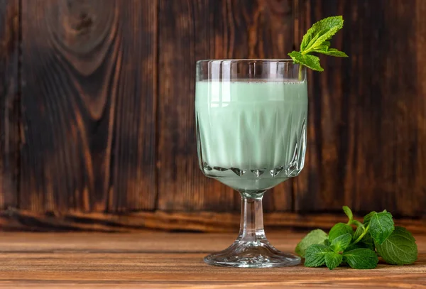 Glass Grasshopper Cocktail Garnished Mint Grated Chocolate — Stock Photo, Image