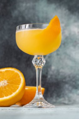  Bir bardak Bee 's Diz Kokteyli. Portakal aromalı.