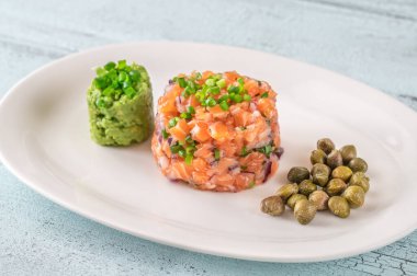 Avokado soslu somon tartar ve kapari.