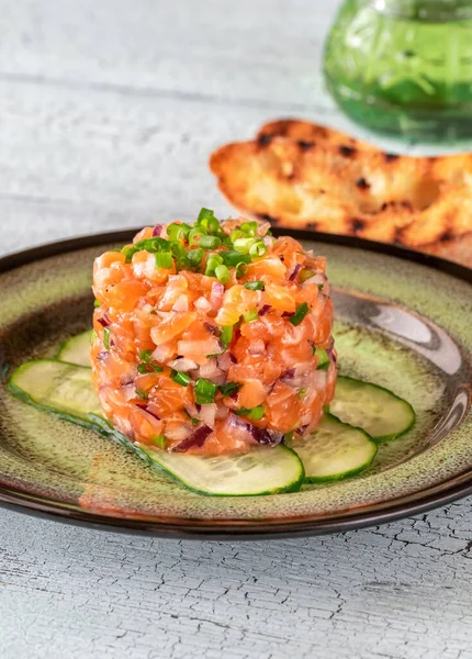 Porción Tartar Salmón Con Ciabatta Parrilla — Foto de Stock