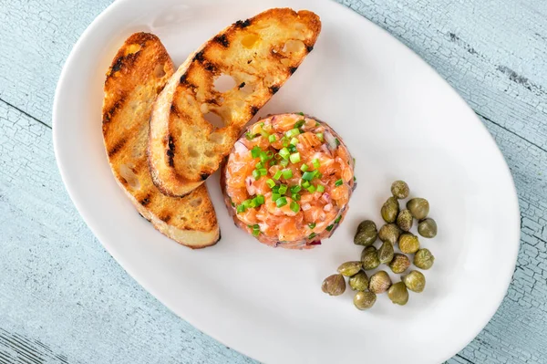 Tartar Salmón Con Ciabatta Tostada Alcaparras —  Fotos de Stock