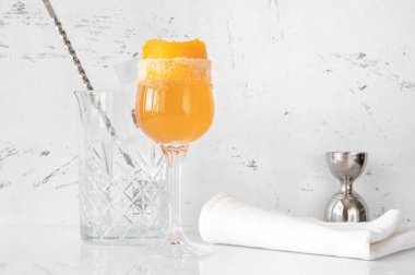 Portakal suyuyla süslenmiş bir bardak Brandy Crusta kokteyli.