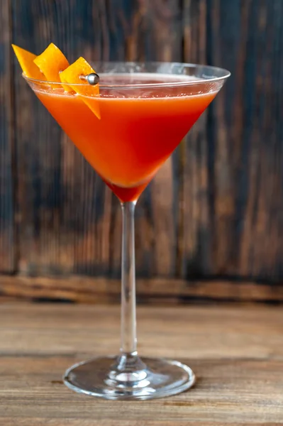 Glas Blut Sand Cocktail Martini Glas Garniert Mit Orangenschale — Stockfoto