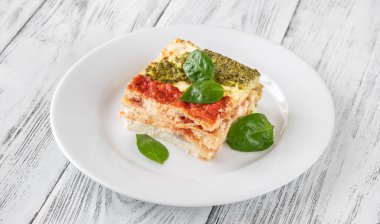 Domates sosu ve pesto soslu ricotta lazanyası.