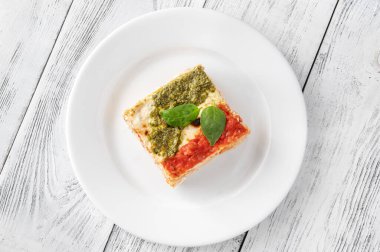 Domates sosu ve pesto soslu ricotta lazanyası.