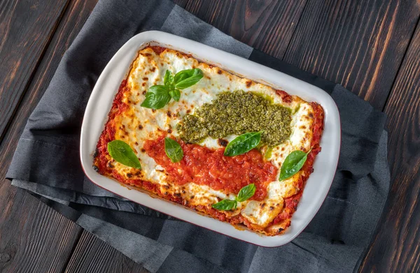 Lasagne Topped Tomato Sauce Pesto Baking Pan — Stock Photo, Image