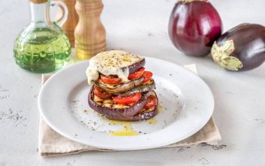 Çeri domatesli dilimlenmiş patlıcan ve erimiş mozzarella.