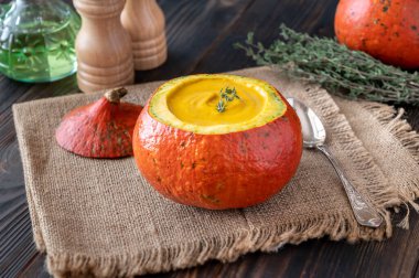 Oyulmuş hokkaido kabağında servis edilen kabak çorbası.