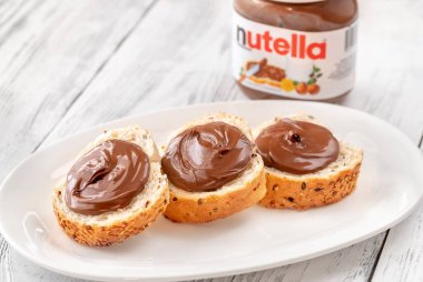 SUMY, UKRAINE - 04, 2020: cevizli ekmek dilimleri - dünyaca ünlü İtalyan fındıklı kakaosu