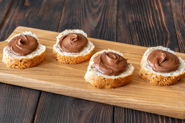 Potongan Baguette Dengan Pasta Coklat Papan Kayu — Stok Foto