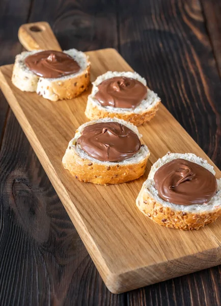 Skivor Baguette Med Chokladpasta Träskiva — Stockfoto