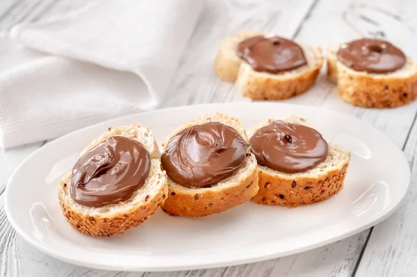 Potongan Baguette Dengan Pasta Coklat Piring Putih — Stok Foto