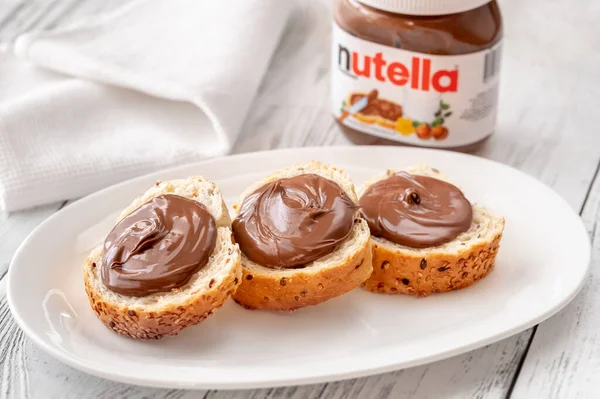 SUMY, UKRAINE - 04, 2020: cevizli ekmek dilimleri - dünyaca ünlü İtalyan fındıklı kakaosu