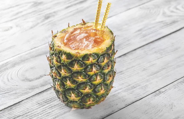 Bahama Mama Cocktail Serwowane Wydrążony Świeży Ananas — Zdjęcie stockowe