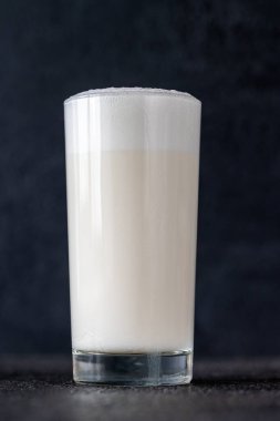 Koyu arkaplanda bir bardak Ramos Cin Fizz Kokteyli