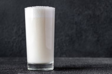 Koyu arkaplanda bir bardak Ramos Cin Fizz Kokteyli