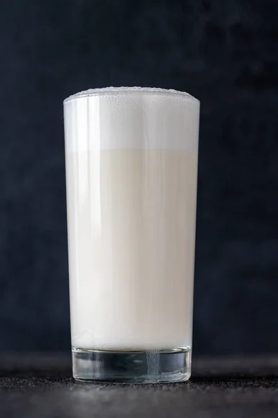 Glas Ramos Gin Fizz Cocktail Donkere Achtergrond — Stockfoto