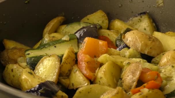 Patatas y verduras doradas en rodajas fritas en una sartén — Vídeo de stock