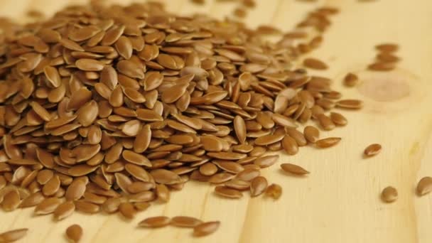 Heap flax seeds on a wooden table — Stock Video