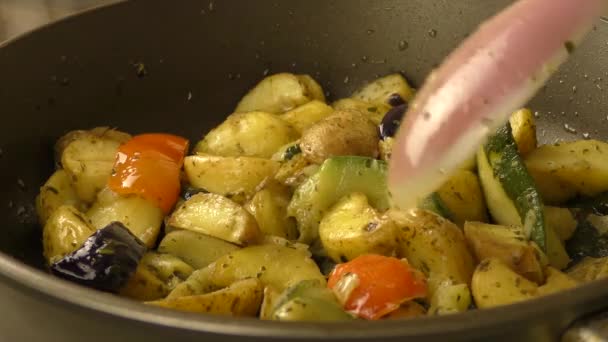 프라이팬에서 튀긴 황금색의 감자와 야채 — 비디오