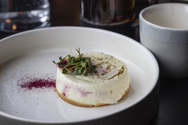 bir restoran, bir tablo bir tabakta tatlı yakın çekim