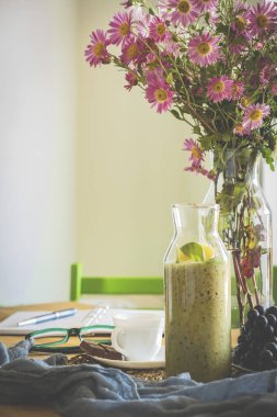 şık mutfak iç, masa dekorasyonu için kahvaltı, ahşap masa, kahve, taze, üzüm ve birçok çiçek