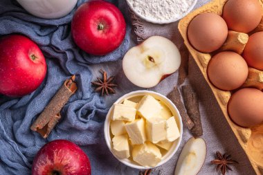 Bir elmalı turta, en iyi görünümü yapmak için malzemeler