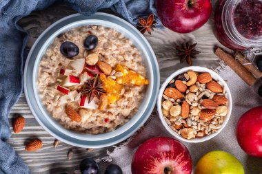 Yulaf ezmesi meyve ve fındık, sağlıklı kahvaltı, üstten görünüm