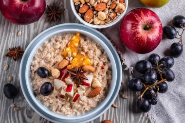 Yulaf ezmesi meyve ve fındık, sağlıklı kahvaltı, üstten görünüm