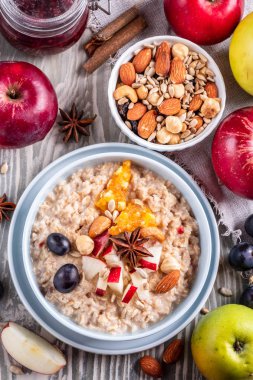 Yulaf ezmesi meyve ve fındık, sağlıklı kahvaltı, üstten görünüm