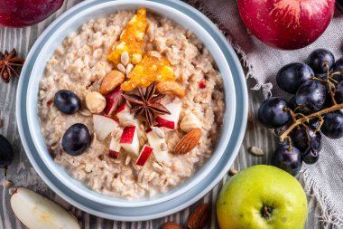 Yulaf ezmesi meyve ve fındık, sağlıklı kahvaltı, üstten görünüm