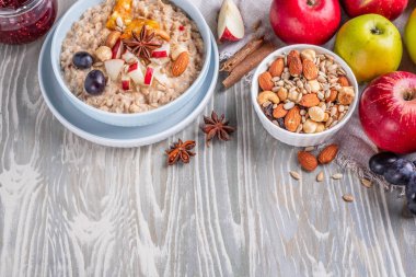 Yulaf ezmesi meyve ve fındık, sağlıklı kahvaltı, üstten görünüm, kopya alanı